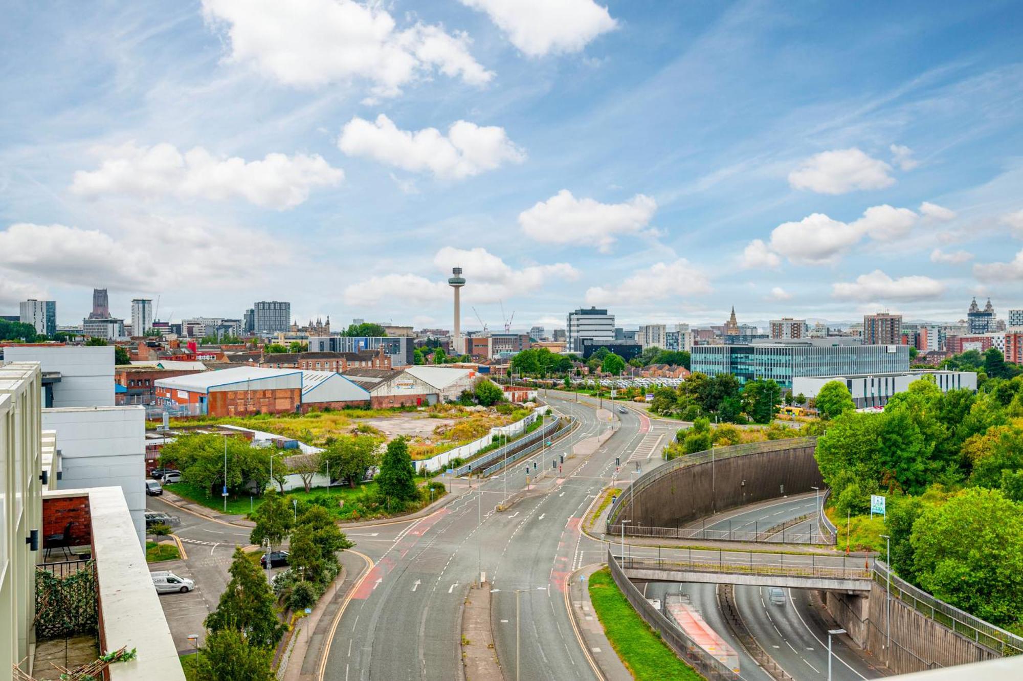 Huge Long Savings! View Balcony Penthouse Apartment *