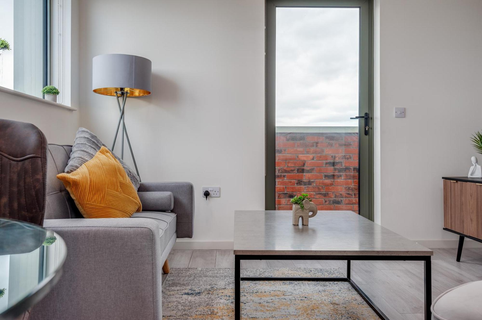 Apartment Huge Long Savings! View Balcony Penthouse *